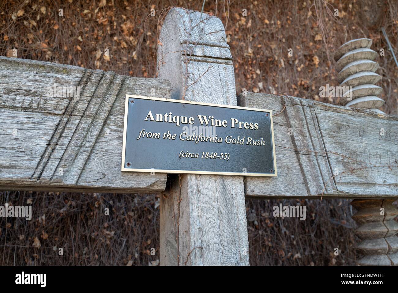 Primo piano di un cartello con la scritta "Antique Wine Press from the California gold Rush (circa 1848-55)" presso la V. Sattui Winery di St Helena, California, 6 febbraio 2021. () Foto Stock