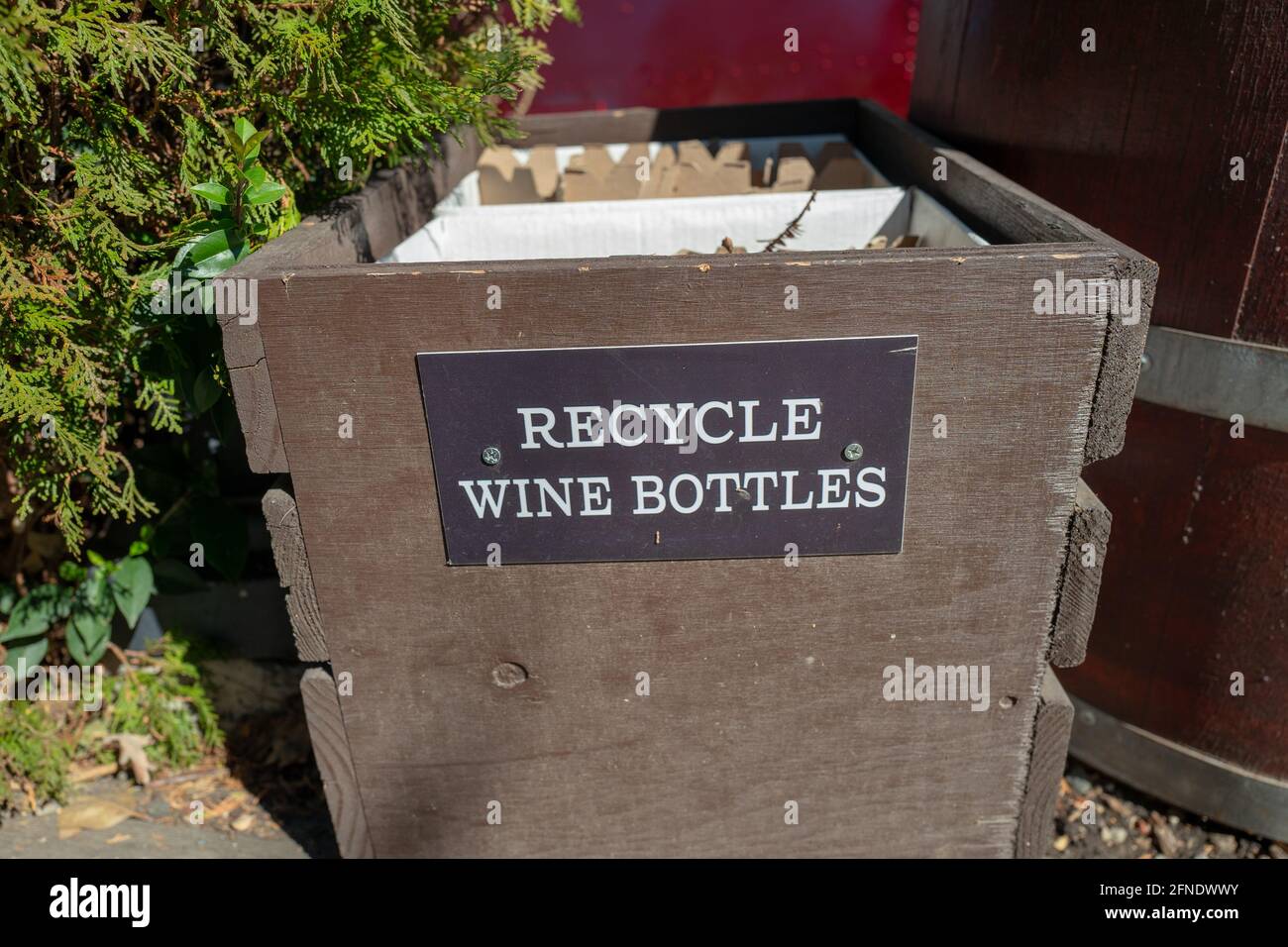 Primo piano di un bidone di riciclaggio con un cartello con la scritta "Recycle Wine Bottles" su di esso presso la V. Sattui Winery di St Helena, California, 6 febbraio 2021. () Foto Stock