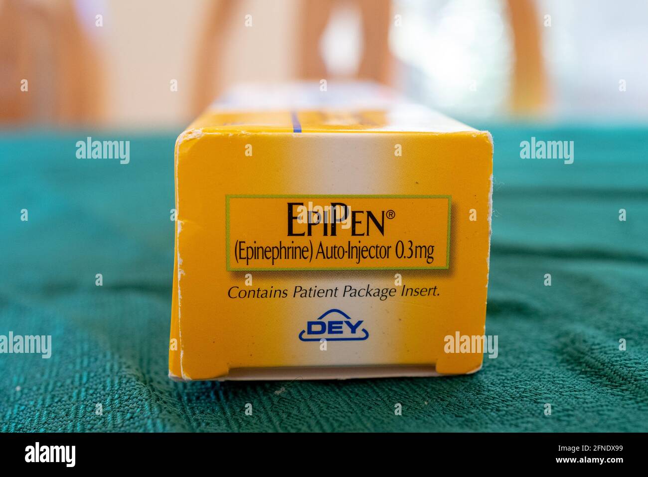 Primo piano di una scatola autoiniettore di epinefrina gialla con logo 'EpiPen' e Dey Pharma, 17 febbraio 2021. () Foto Stock