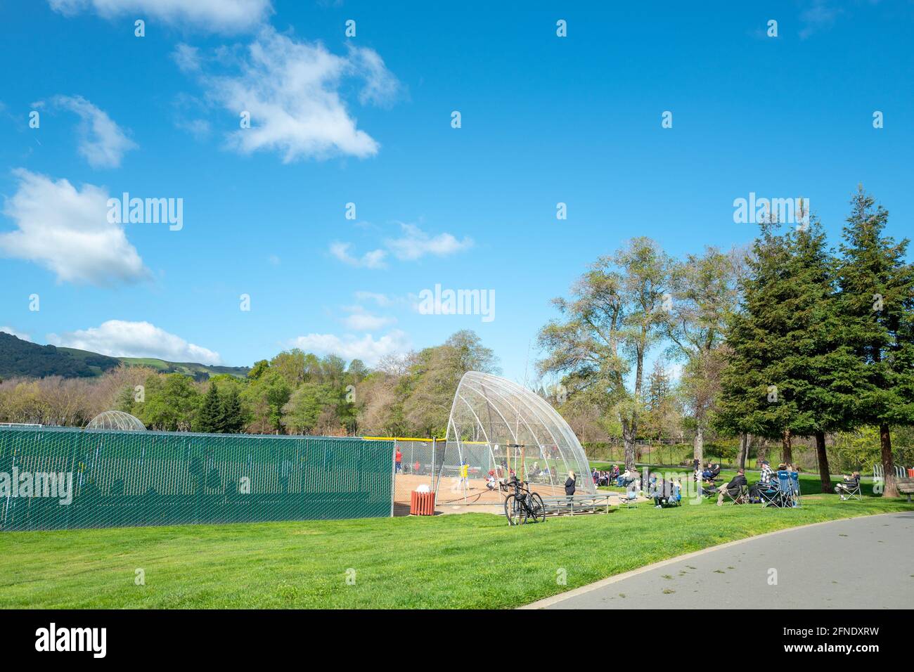 Il primo giorno di primavera nella zona della baia di San Francisco, Danville, California, le persone sono visibili per assistere a una piccola partita di baseball di serie a Osage Station Park, 20 marzo 2021. () Foto Stock