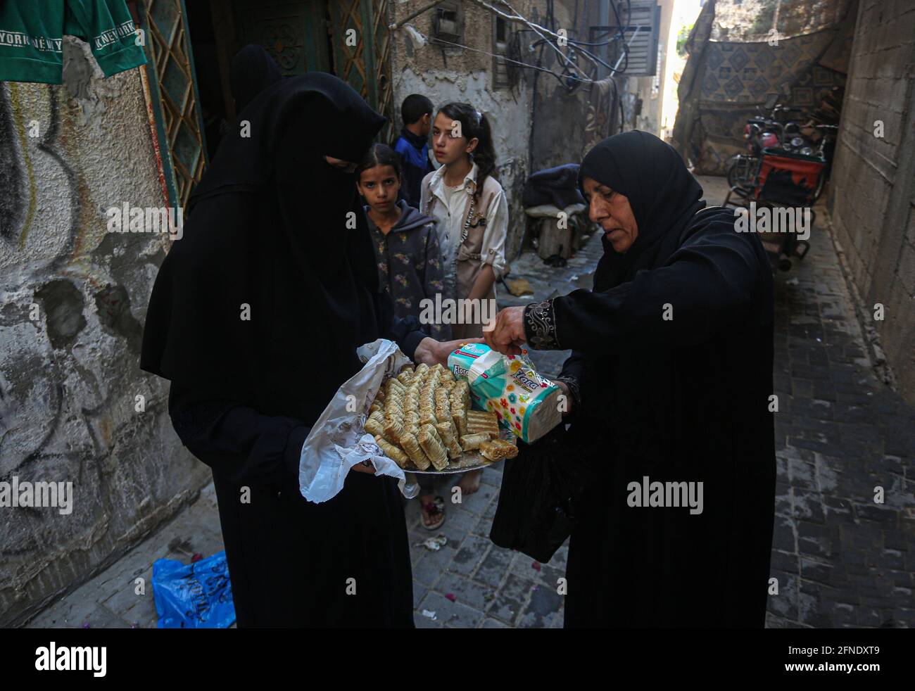 Gaza, Palestina. 15 maggio 2021. (INT) funerali di palestinesi uccisi durante il conflitto con Israele. 16 maggio 2021, Gaza, Palestina: 16 maggio 2021: Striscia di Gaza, Territori Palestinesi: I parenti del Walid palestinese Abu Shab piangono durante i suoi funerali nella striscia di Gaza meridionale, in mezzo all'escalation della violenza israelo-palestinese. Credit: Yousef Masoud/TheNews2 Credit: Yousef Masoud/TheNEWS2/ZUMA Wire/Alamy Live News Foto Stock