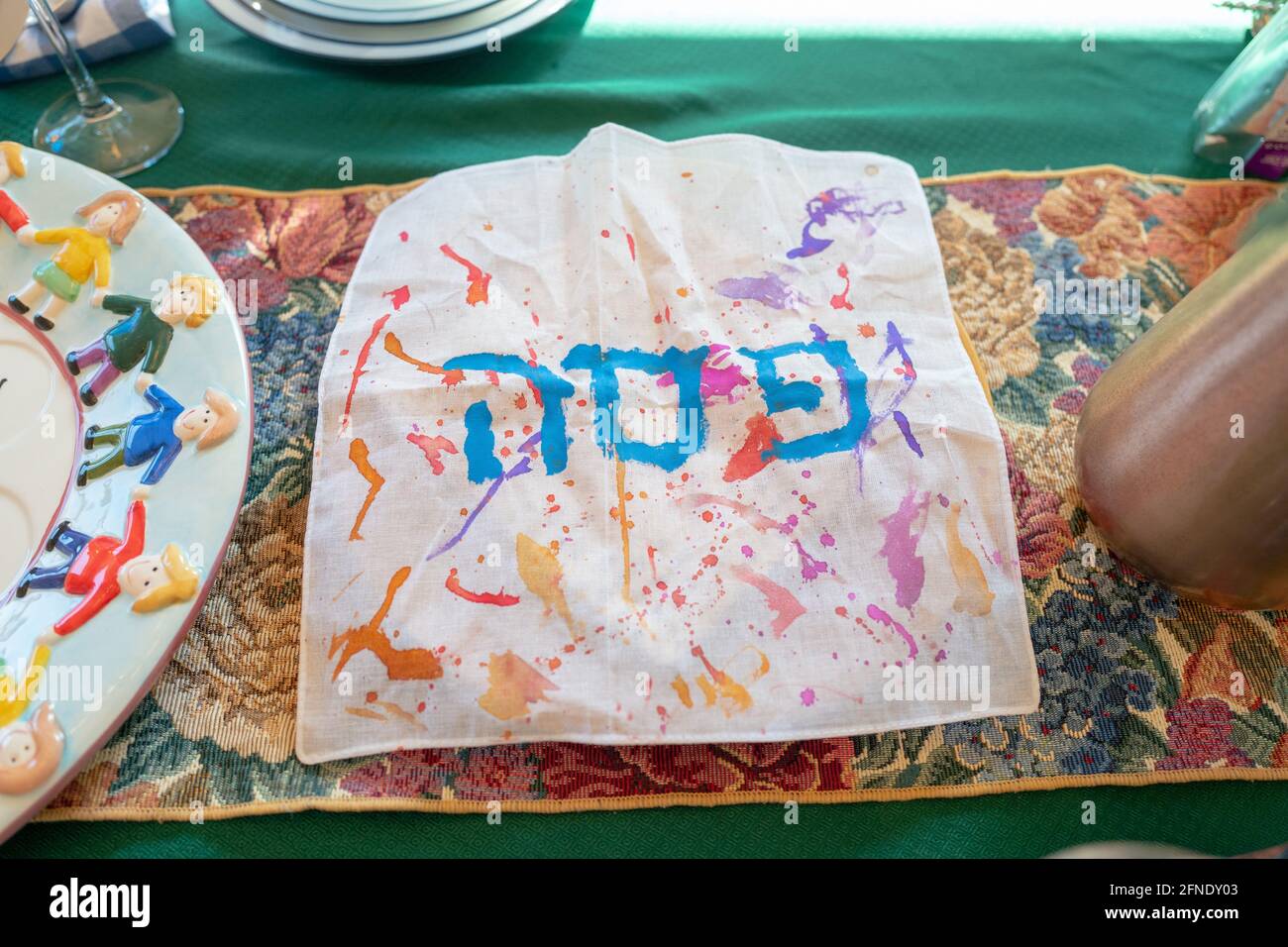 Tavolo in casa suburbana Set per il pasto rituale Seder per la vacanza Pesach (Passover) in Judaism, Lafayette, California, con copertina matzah con scritta ebraica visibile, 28 marzo 2021. () Foto Stock
