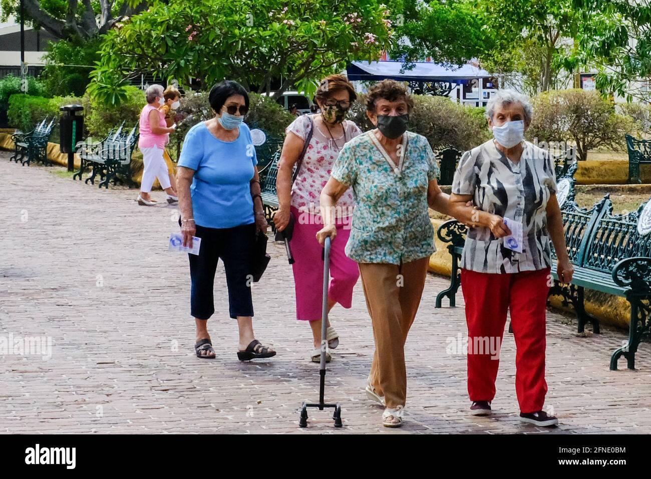 Vecchie Signore messicane che camminano in un parco durante il Covid-19 Pandemic , Merida Messico Foto Stock