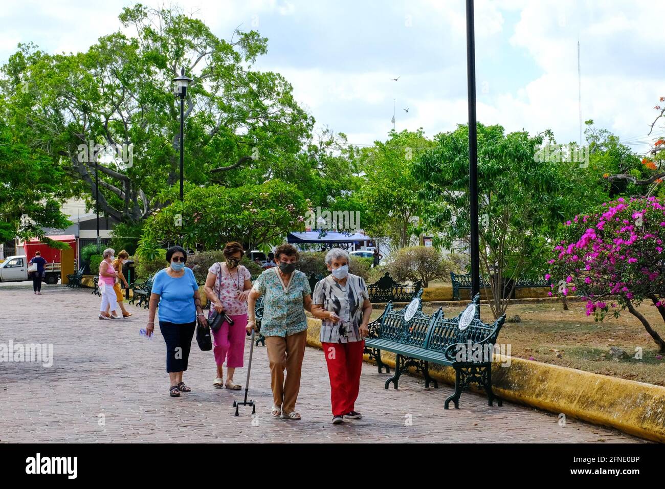 Vecchie Signore messicane che camminano in un parco durante il Covid-19 Pandemic , Merida Messico Foto Stock