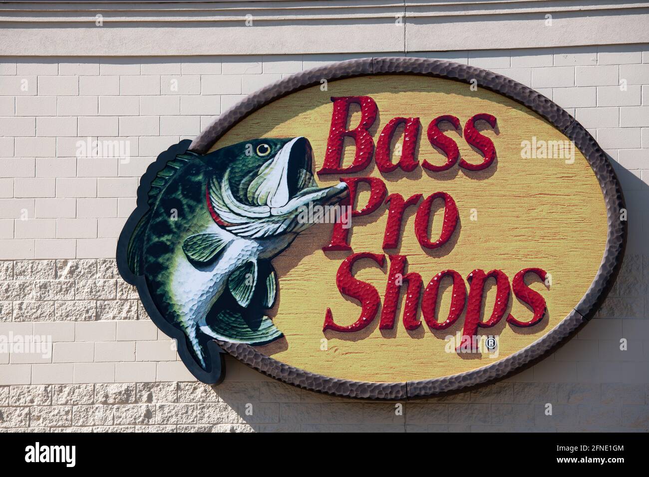 Un logo Bass Pro Shops sul lato di un negozio a Utica, NY USA Foto Stock
