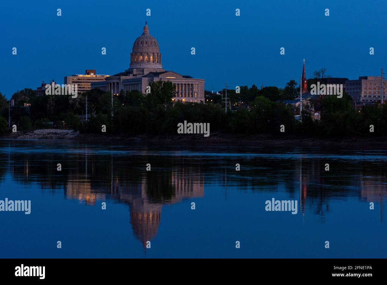 Il Campidoglio del Missouri a Jefferson City si riflette nel fiume Missouri al tramonto il 13 maggio 2021. Foto Stock