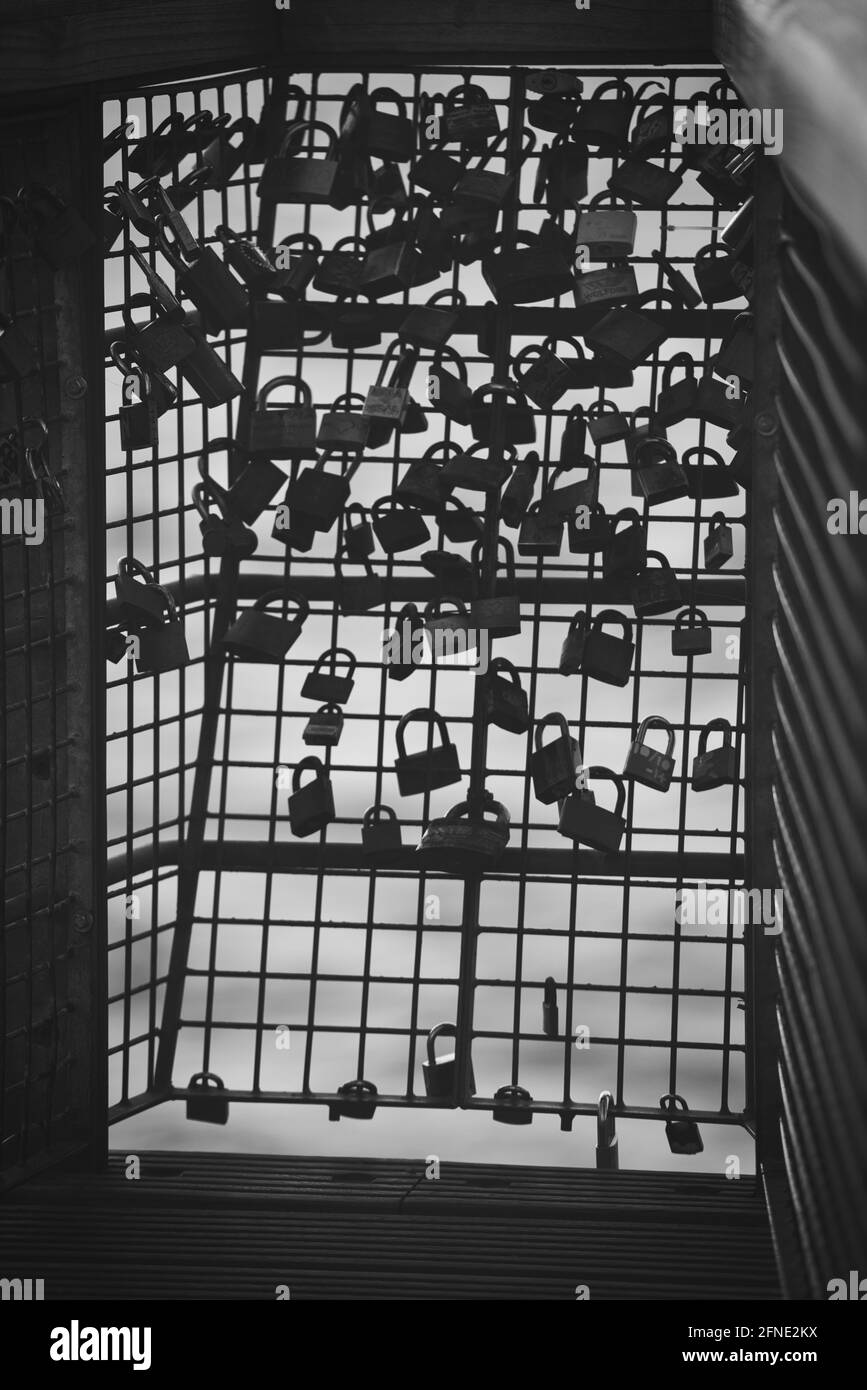 210501 Malmo Svezia - Foto in bianco e nero sul molo delle chiuse d'amore. Foto di alta qualità Foto Stock