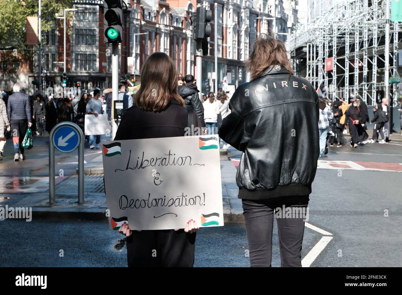 Londra, Regno Unito. 15/05/21 UN protestante per un raduno della Palestina libera chiede la fine dell'occupazione israeliana Foto Stock