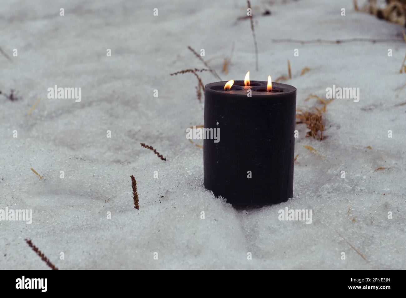 Grunge candela nera che brucia fuori in inverno. Sfondo esoterico, gotico e  occulto, Halloween mistico e wicca concetto all'aperto Foto stock - Alamy