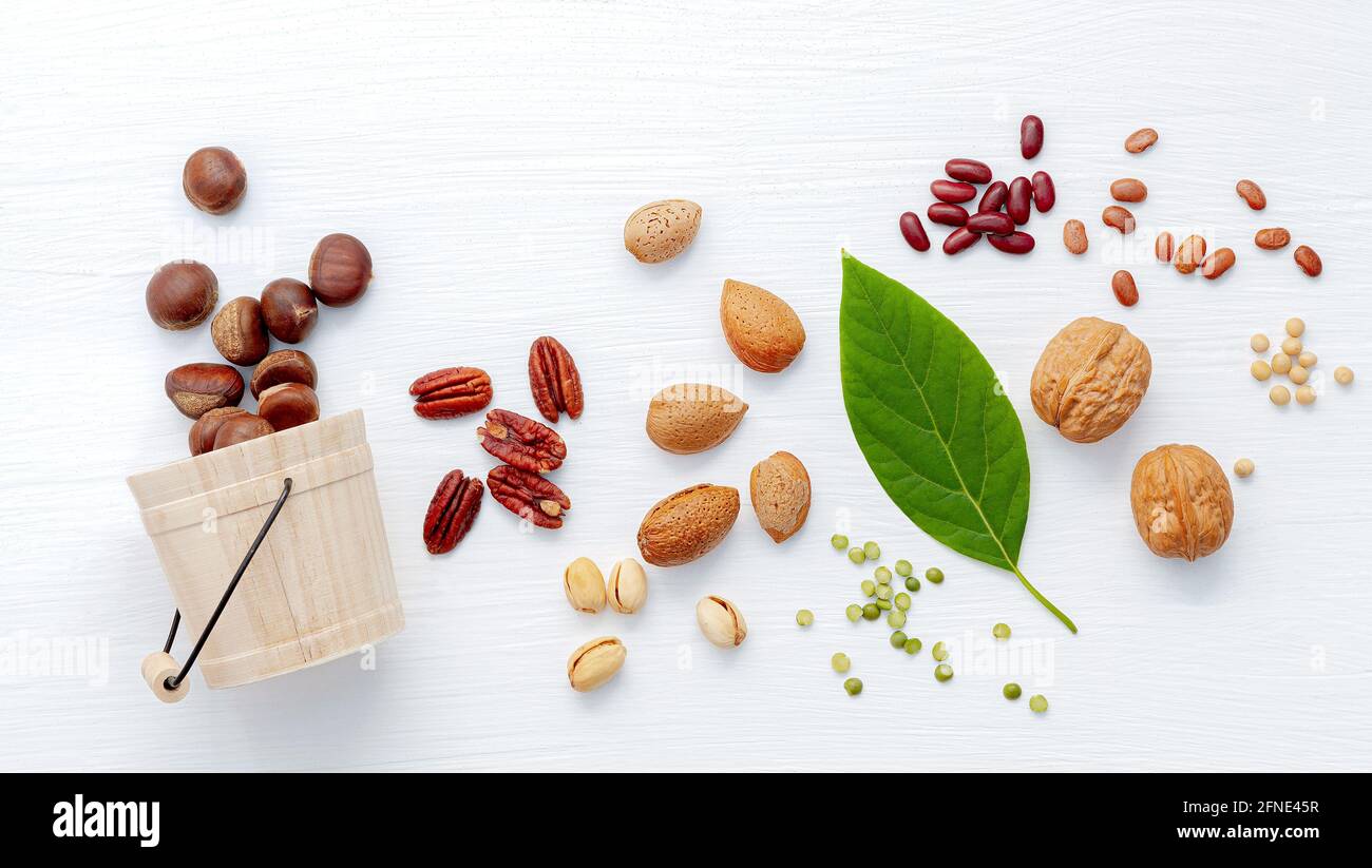 Concetto di dieta chetogenica a basso contenuto di carboidrati. Ingredienti per la selezione di cibi sani su sfondo bianco di legno. Foto Stock