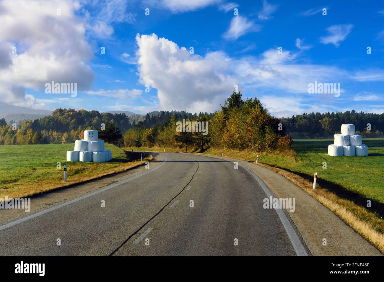 Belle strade europee, autostrade e automobili, con alberi che cambiano colore in autunno, vista rurale in una mattina fresca e chiara con un blu nuvoloso Foto Stock