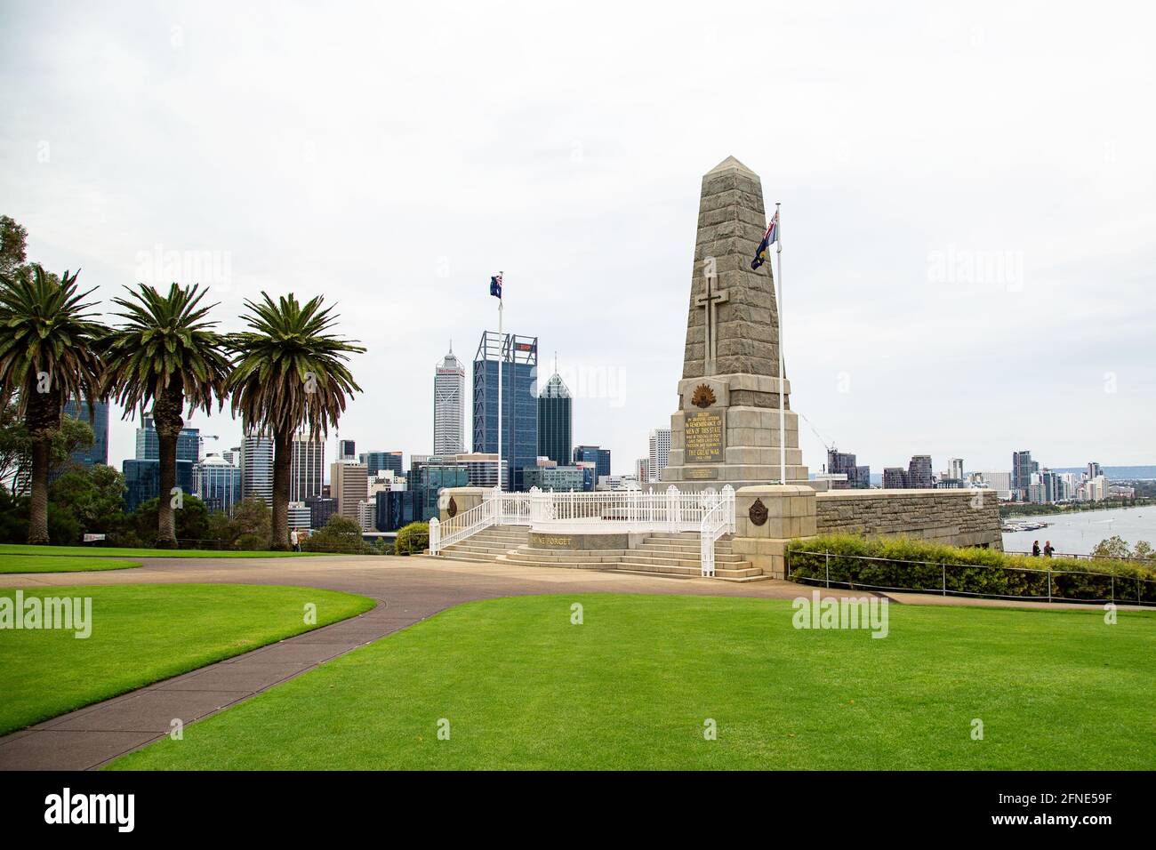 Kings Park monumento commemorativo della guerra di stato con Perth città nel sfondo Foto Stock
