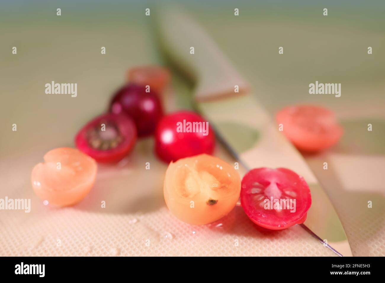 Alcuni pomodori ciliegini, tagliati. Rossi e gialli. Foto Stock