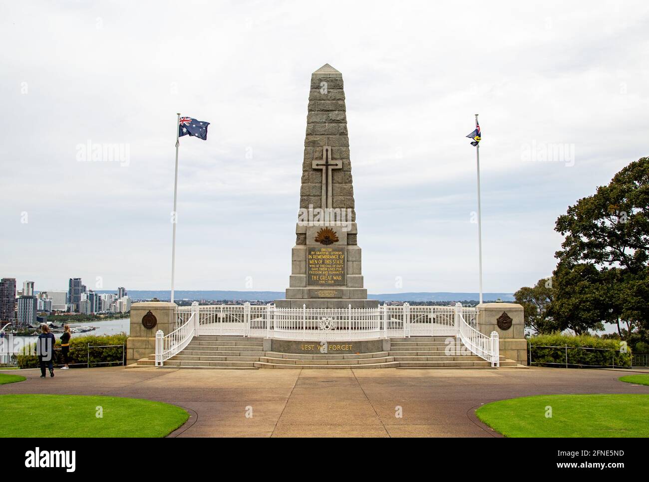 Kings Park monumento commemorativo della guerra di stato con Perth città nel sfondo Foto Stock