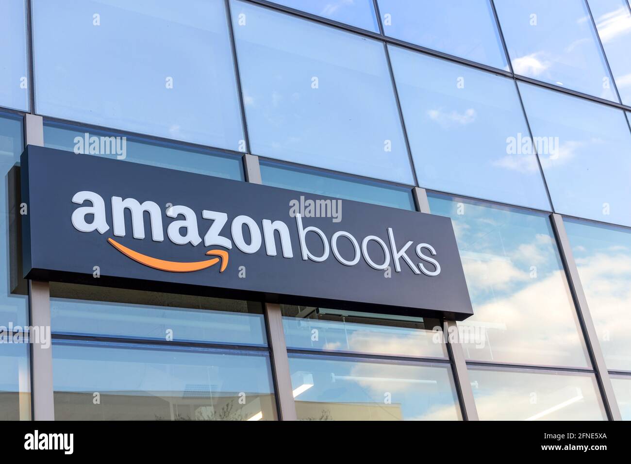 Denver, Colorado - 12 maggio 2021: Amazon Books segno di costruzione di  punto vendita fisico sulla libreria vetro façade nel distretto di Cherry  Creek, Denver, C Foto stock - Alamy