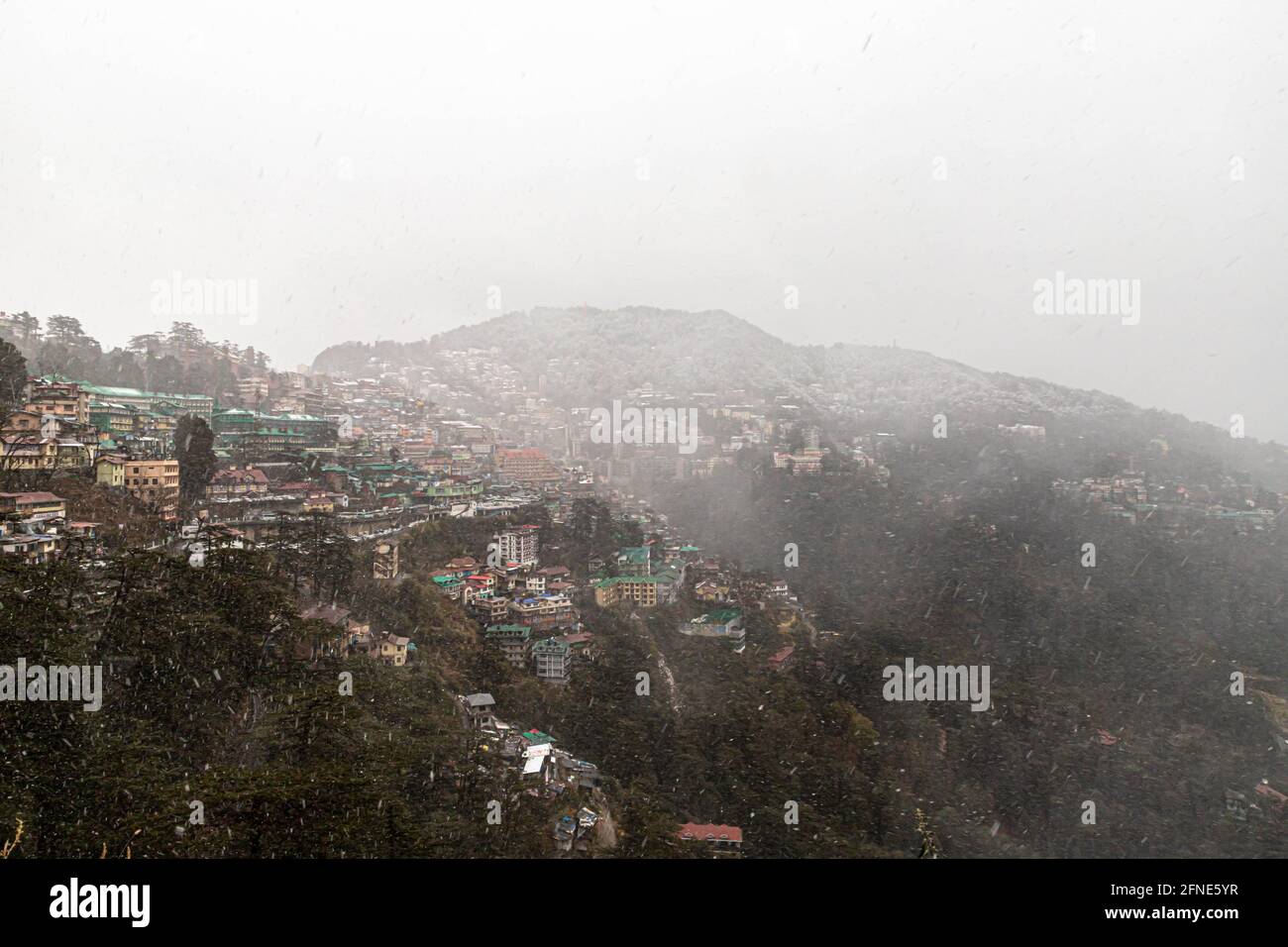 splendida vista sulla città di shimla e sulla strada del centro commerciale dopo la nevicata. Foto Stock