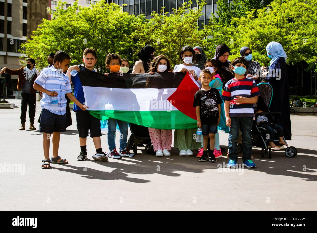 Reno, Stati Uniti. 16 maggio 2021. I bambini hanno una bandiera palestinese durante la dimostrazione. I manifestanti Pro Palestinesi si sono riuniti per un raduno nella piazza della città per condividere il loro sostegno alla Palestina e la rabbia per quello che vedono come aggressione israeliana. I relatori all'evento hanno espresso il desiderio che gli Stati Uniti smettano di inviare aiuti militari a Israele. Credit: SOPA Images Limited/Alamy Live News Foto Stock