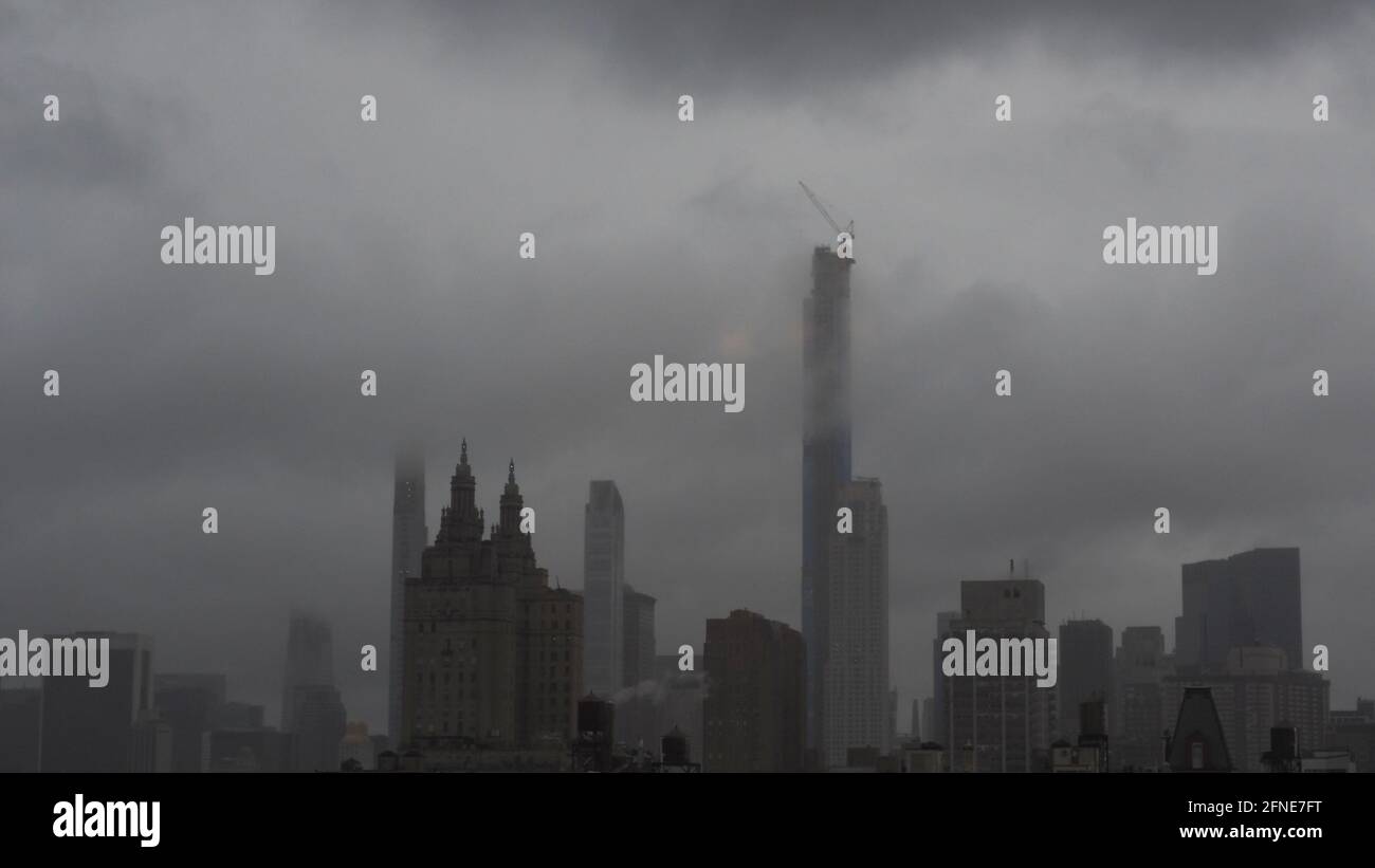 Il cielo tempestoso dell'autunno su Manhattan, con le nuvole attraverso i grattacieli Foto Stock