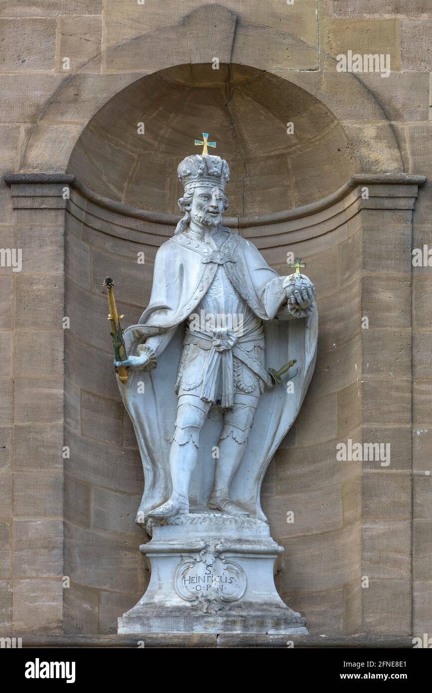 Scultura dell'imperatore Enrico II alla chiesa barocca di Bartolomeo, Buttenheim, alta Franconia, Baviera, Germania Foto Stock