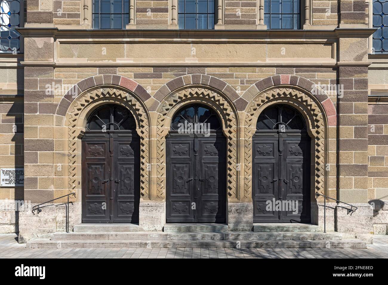Portali d'ingresso dell'ex sinagoga, costruita nel 1883, oggi un sito culturale, Kitzingen, bassa Franconia, Baviera, Germania Foto Stock