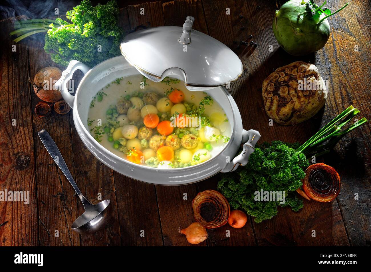 Stufato svevo, Marsch Gaisburger, vegan, in tureen zuppa su piatto di legno Foto Stock
