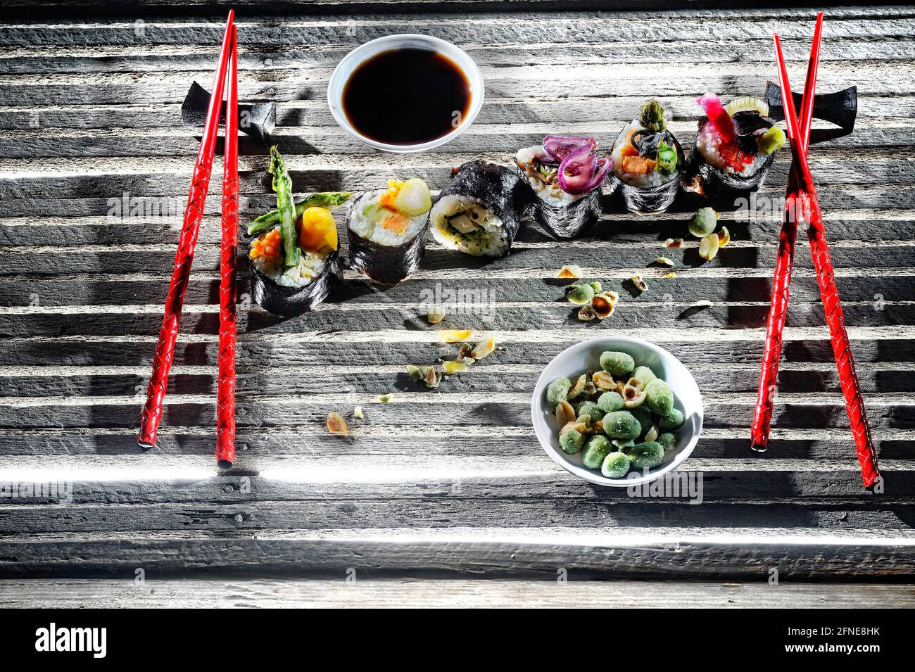 Sushi, maki su base di legno Foto Stock