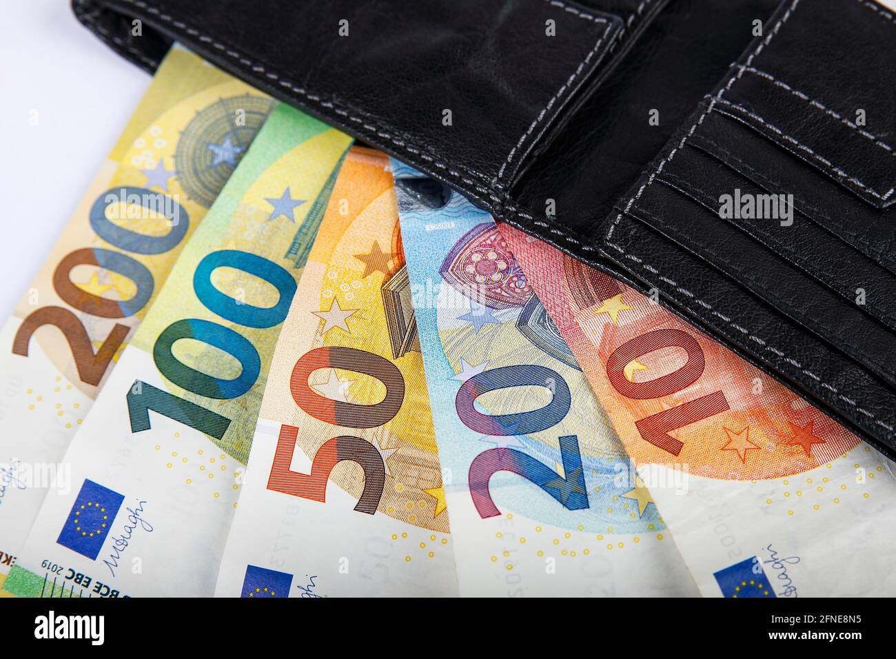 Varie banconote in euro in portafoglio in pelle nera Foto Stock