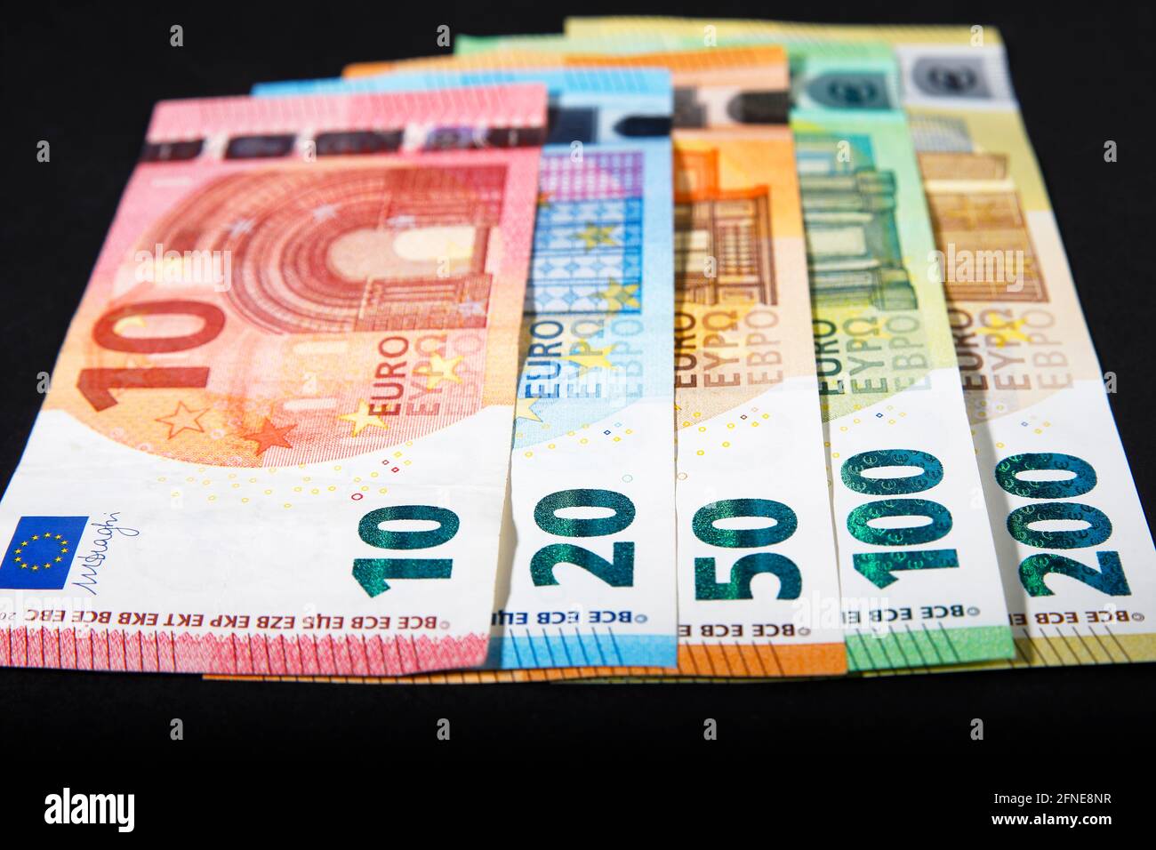 Varie banconote in euro su sfondo nero, Germania Foto Stock