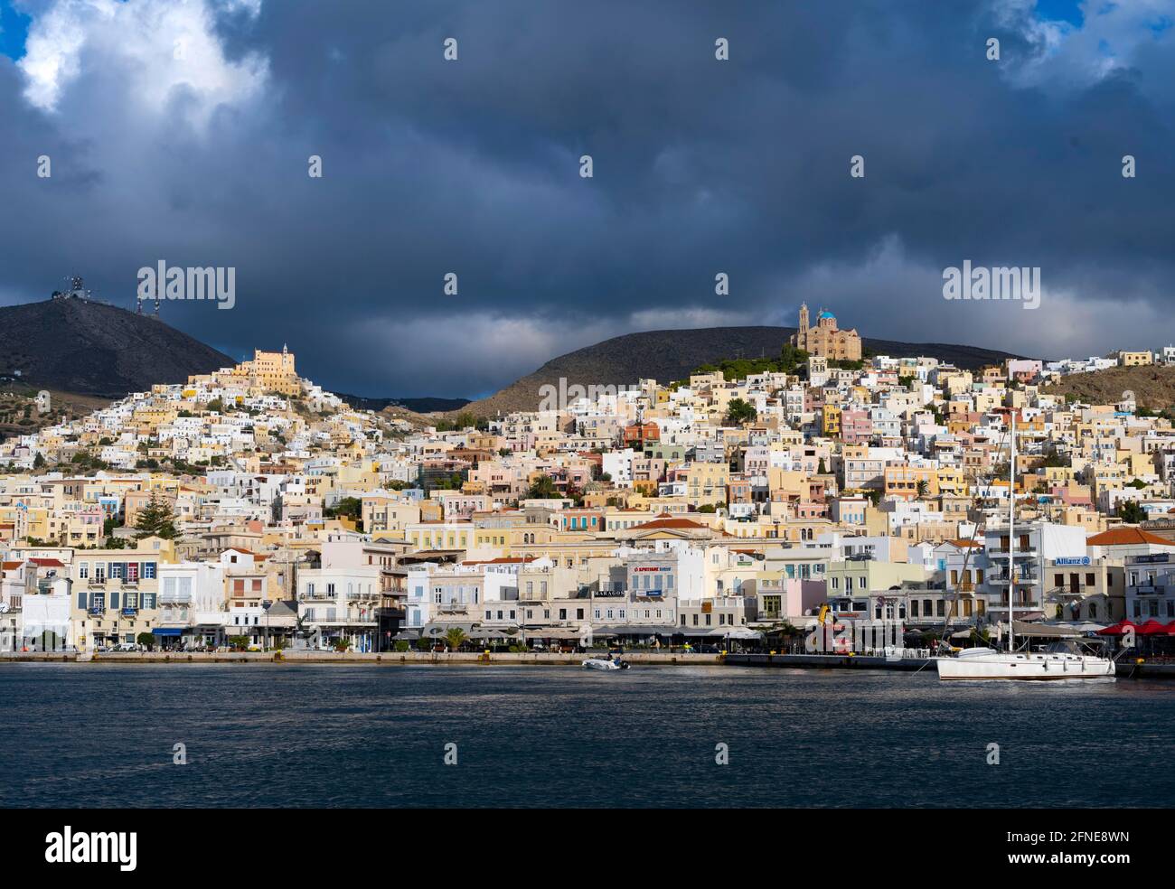 Vista della città di Ermoupoli con porto, sulla collina la Basilica di San Giorgio in Ano Syros, e Anastasi Chiesa della Risurrezione Foto Stock