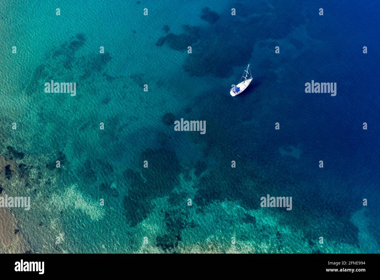 Aereo di una barca a vela nelle acque limpide della spiaggia di Limnionas, Samos, Grecia Foto Stock