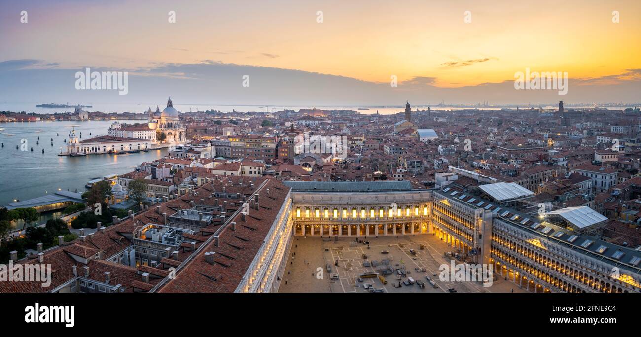Atmosfera serale, Basilica di Santa Maria della Salute e Piazza San Marco, vista dal campanile di San Marco, vista sulla città di Venezia Foto Stock