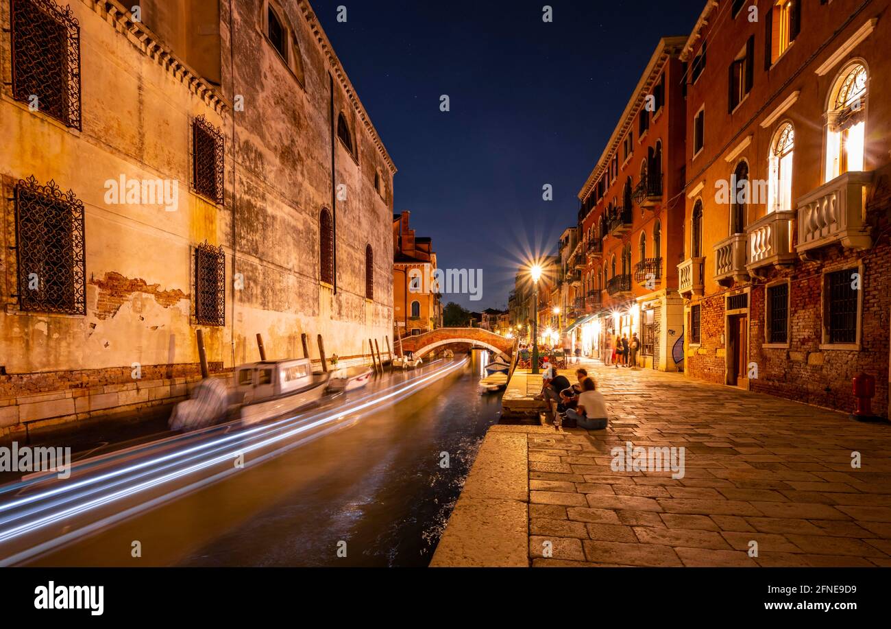 Atmosfera serale, lampioni, canali ed edifici storici, tracce chiare, Venezia, Veneto, Italia Foto Stock