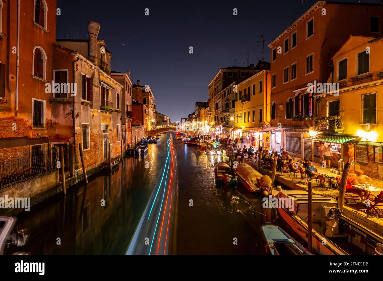 Canale con barche e palazzi storici, tracce luminose, Venezia, Veneto, Italia Foto Stock