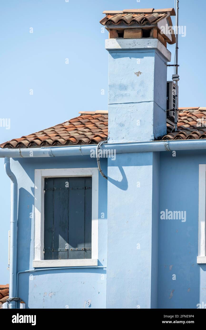 Casa blu con camino, facciata colorata, isola di Burano, Venezia, Veneto, Italia Foto Stock