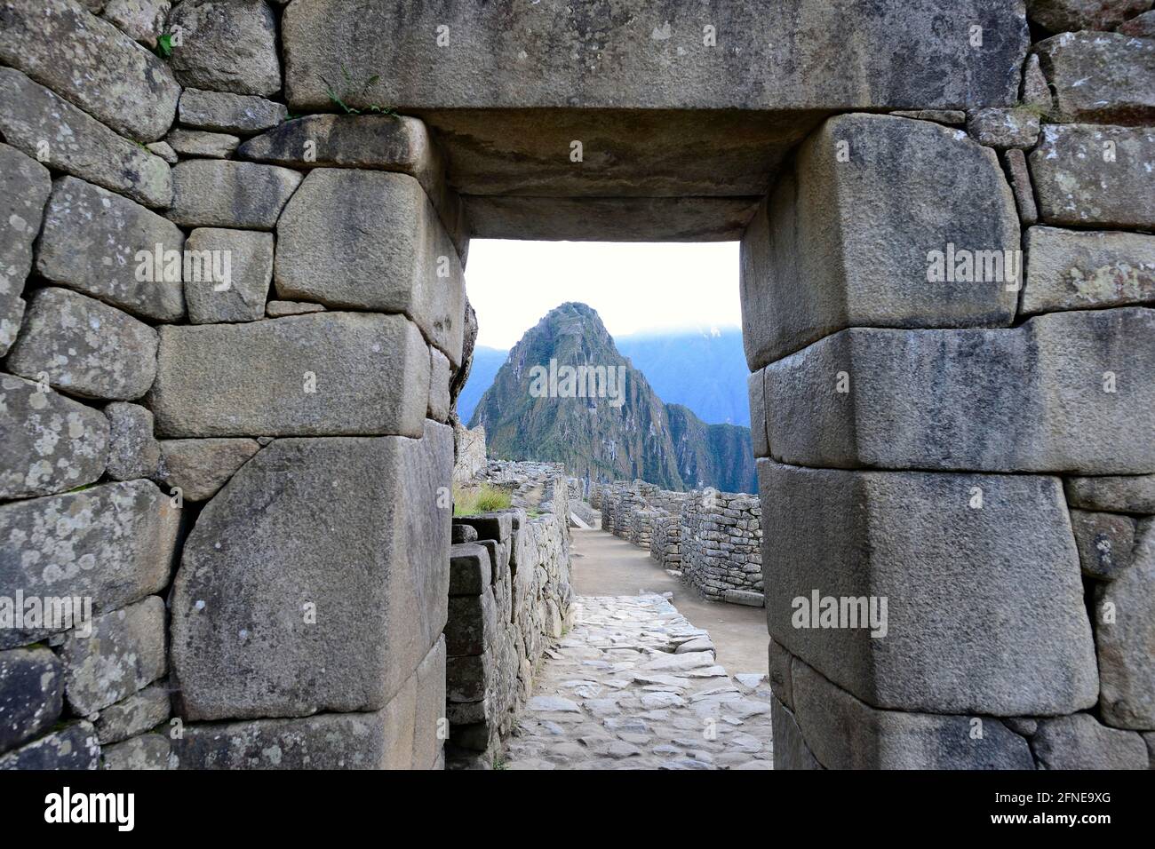 Porta nella città in rovina degli Incas all'alba con Monte Huayna Picchu, Machu Picchu, Provincia di Urubamba, Perù Foto Stock