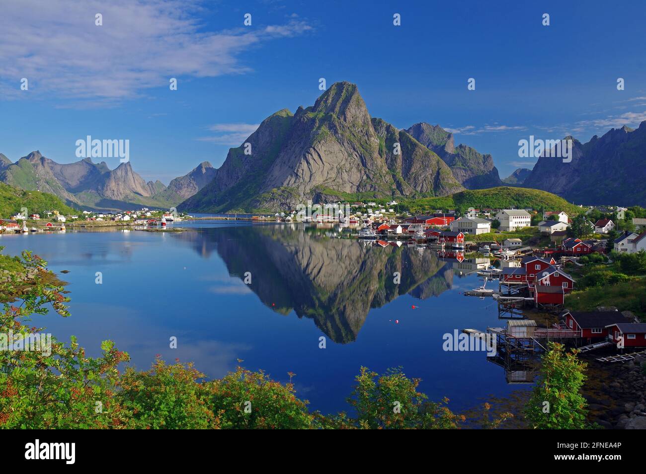 Reinefjord con montagne e villaggio, Reine, Moskenesoey, Lofoten, Nordland, Norvegia Foto Stock
