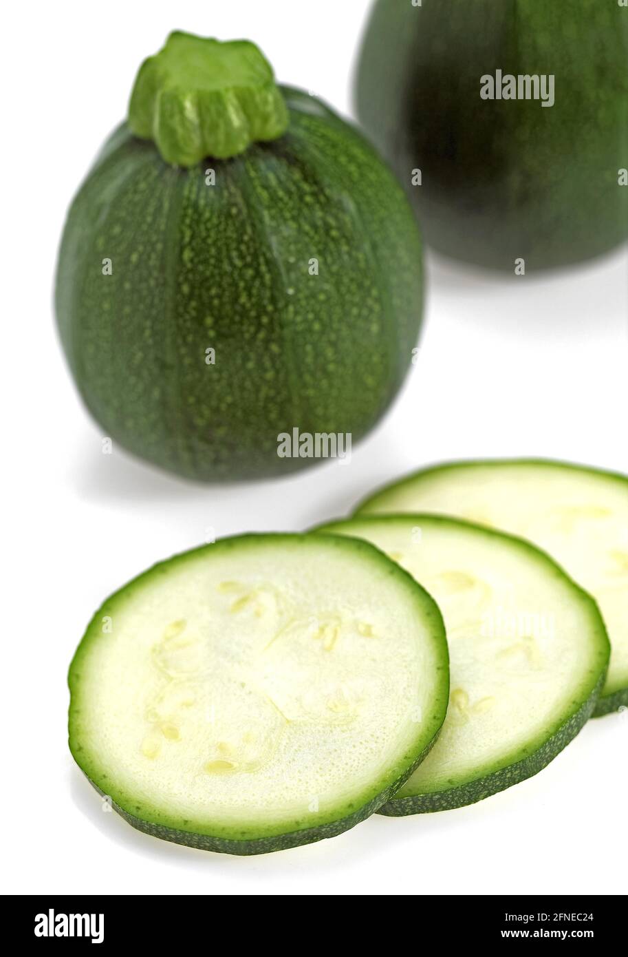Zucchine rotonde o zucchine, verdure su fondo bianco Foto Stock
