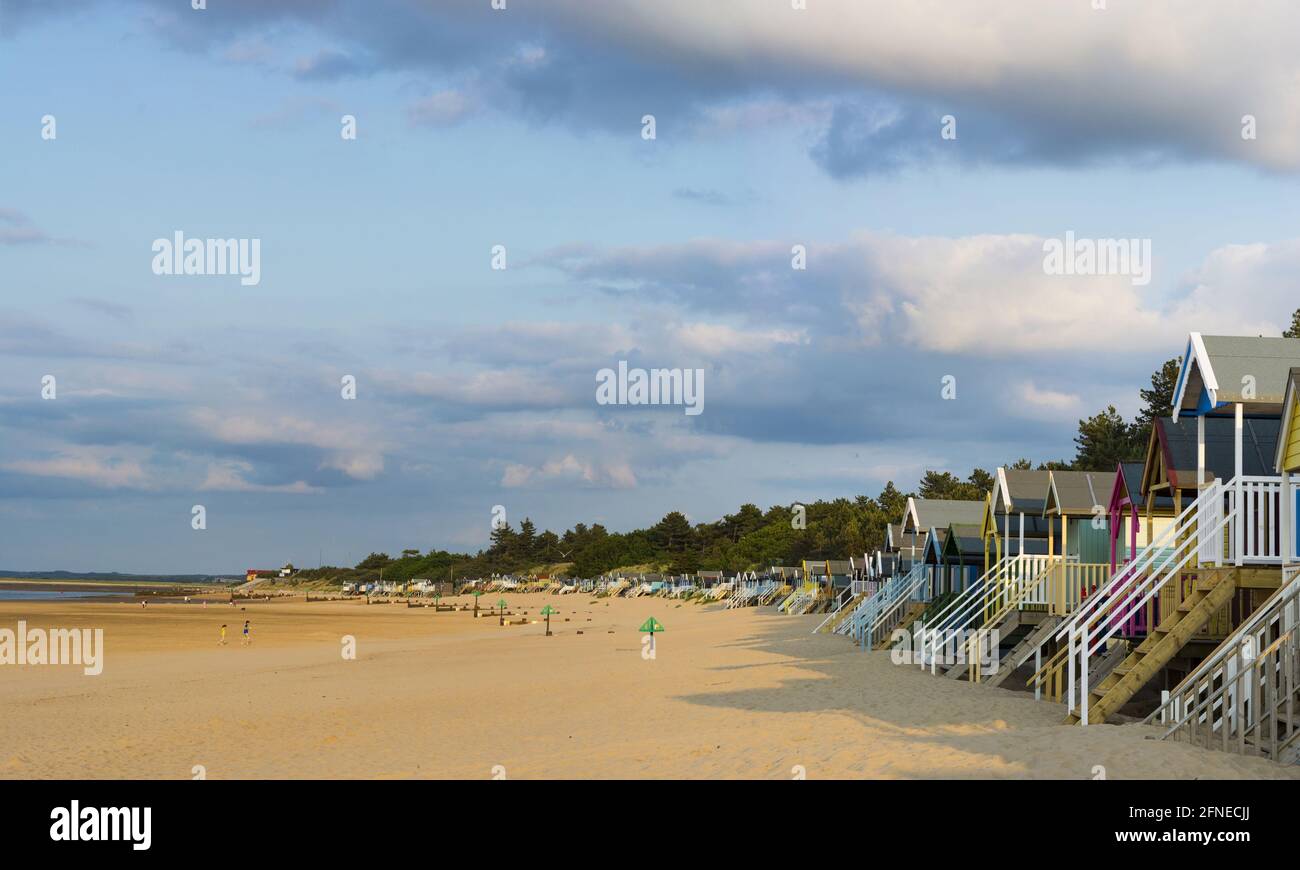 Vista della spiaggia di sabbia e capanne in rilievo, Holkham Bay, Wells-next-the-Sea, Norfolk, Inghilterra, Regno Unito Foto Stock