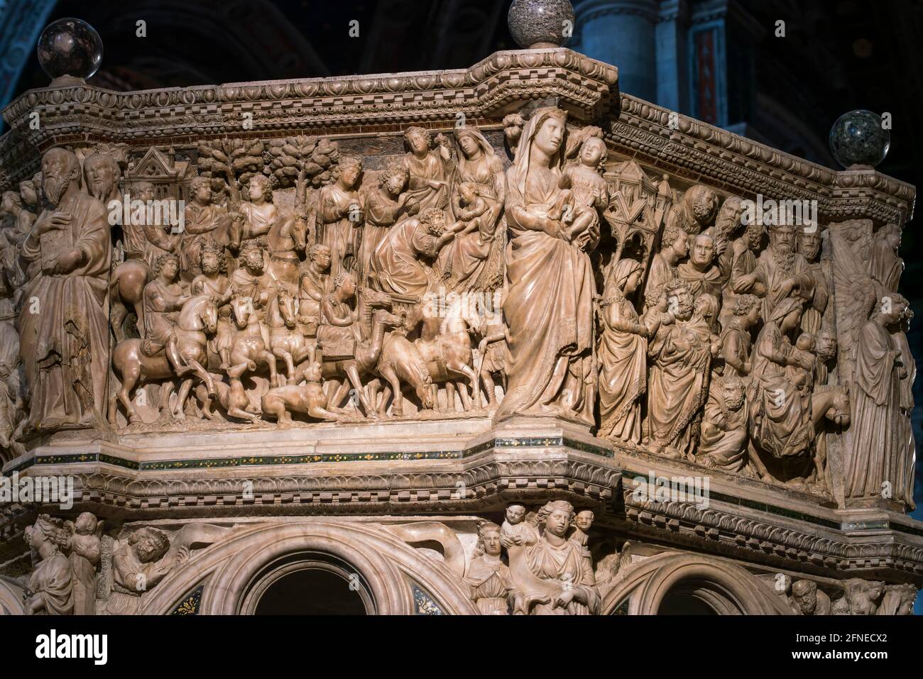 Adorazione dei Magi e volo in Egitto, particolare pulpito marmoreo, 1266-68, scultore Nicola Pisano, Cattedrale di Siena, Duomo Santa Maria Assunta Foto Stock