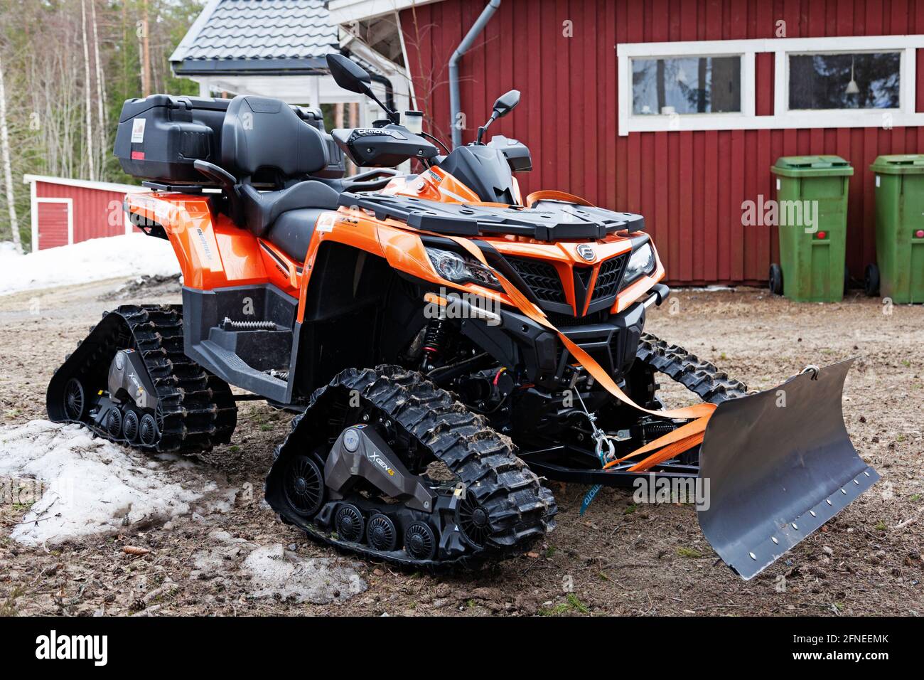 Umea, Norrland Svezia - 16 aprile 2021: Veicoli con catene da neve che ricordano una moto quad Foto Stock