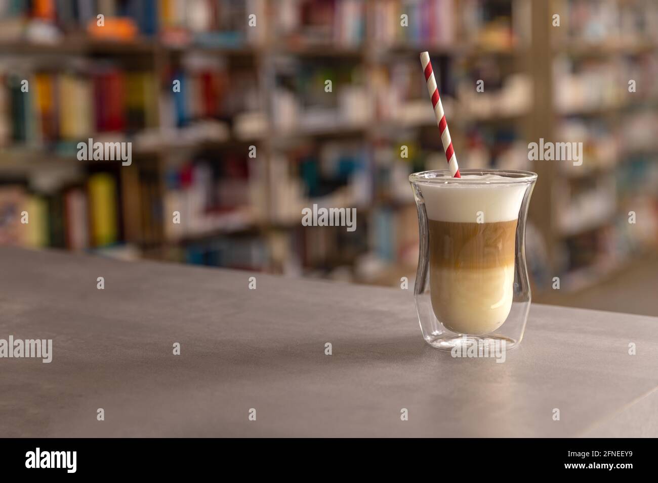 Caffè latte stratificato con latte in un bicchiere alto. Foto Stock