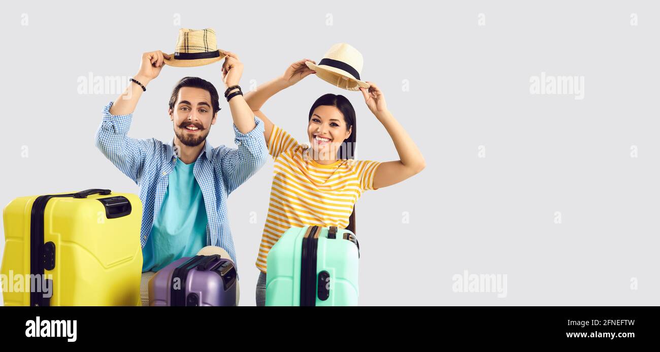 Felice sorridente coppia di famiglia turistica o amici decollo estate cappello studio girato Foto Stock