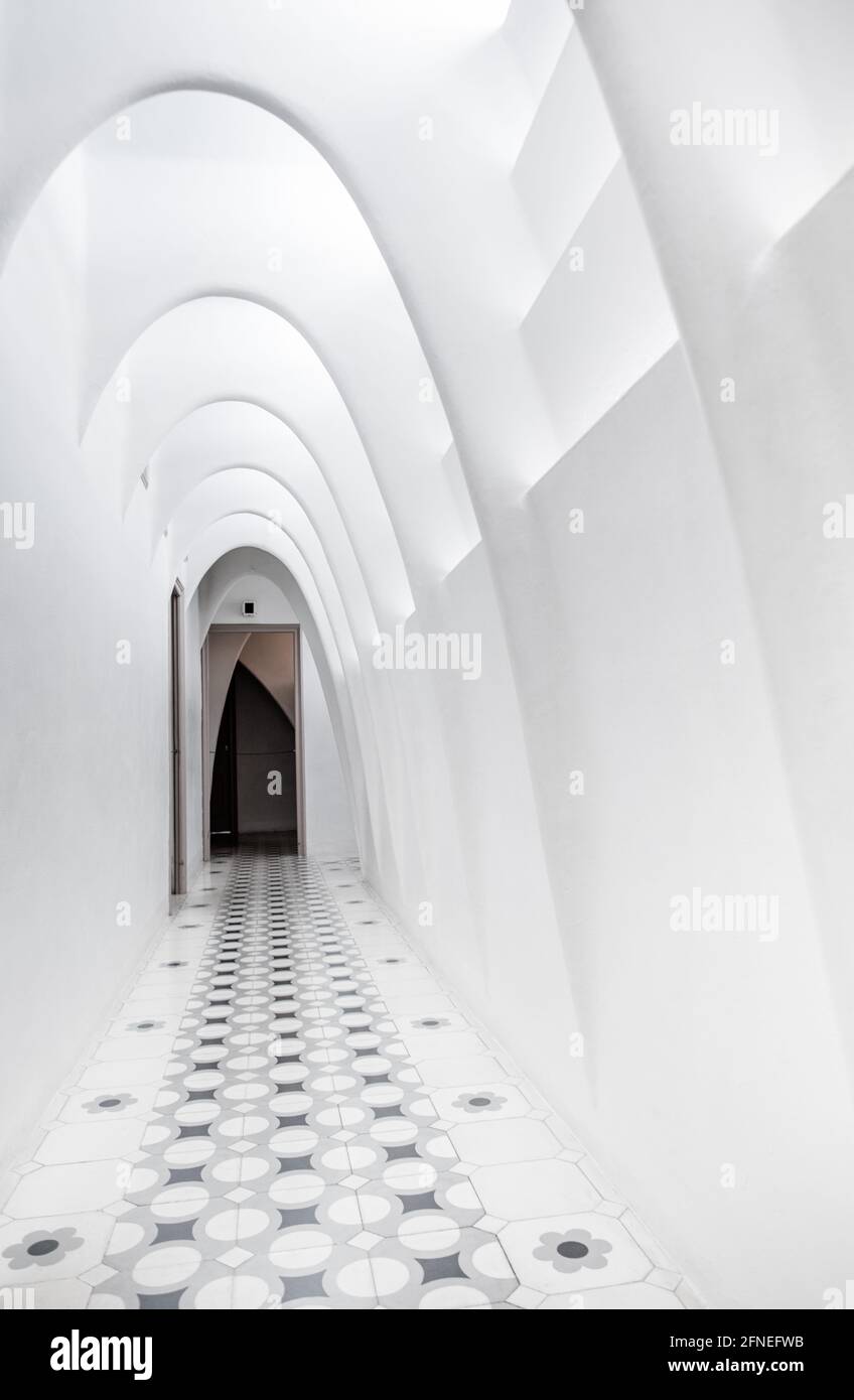 Corridoio al piano superiore all'interno della Casa Batlo, l'iconico capolavoro progettato da Antoni Gaudi nel 1904 a Barcellona Foto Stock