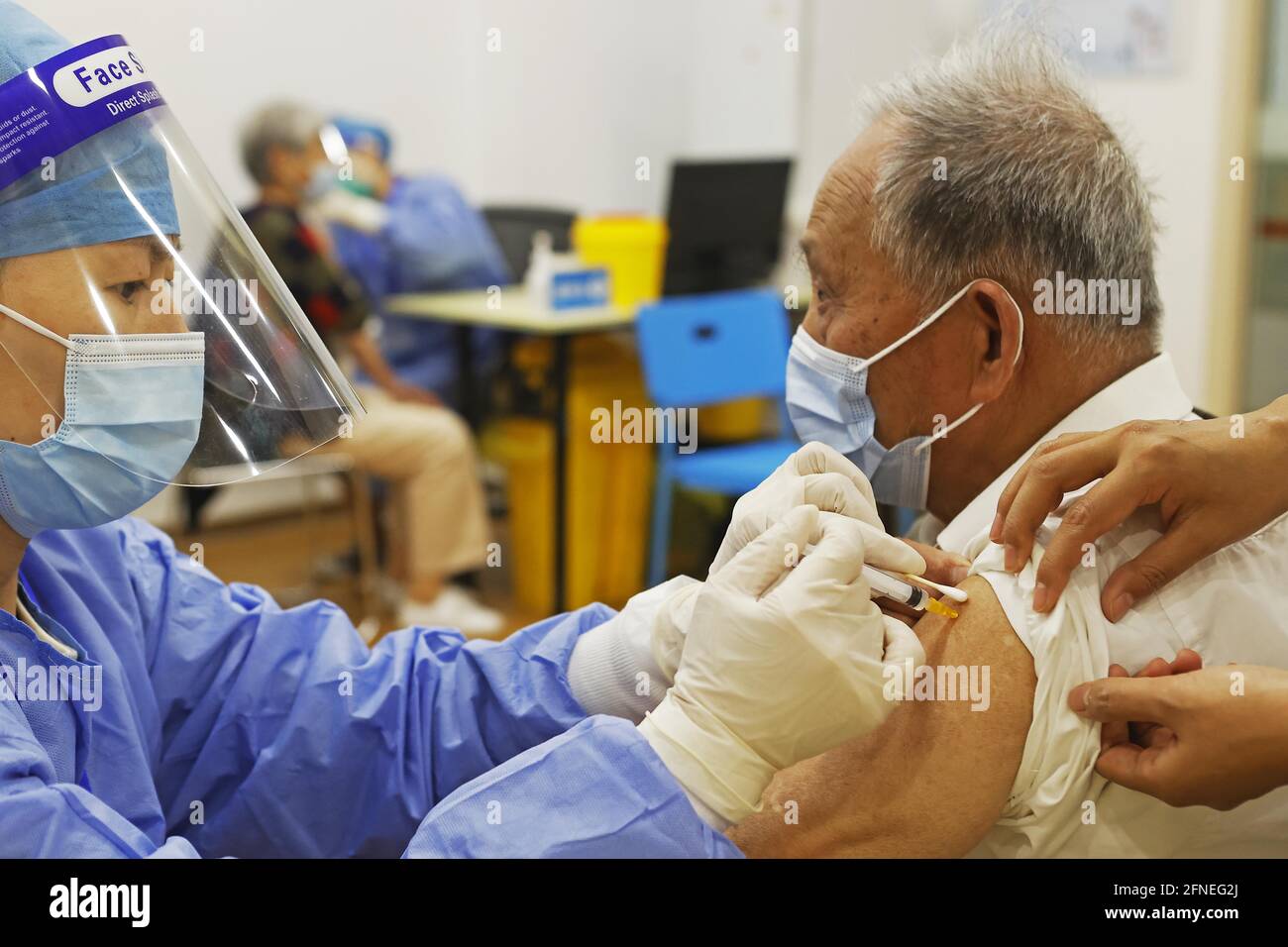 Shanghai, Cina. 17 maggio 2021. Gli anziani oltre i 76 anni sono in grado di inoculare i vaccini COVID-19 a Shanghai, Cina il 17 maggio 2021.(Photo by TPG/cnsphotos) Credit: TopPhoto/Alamy Live News Foto Stock