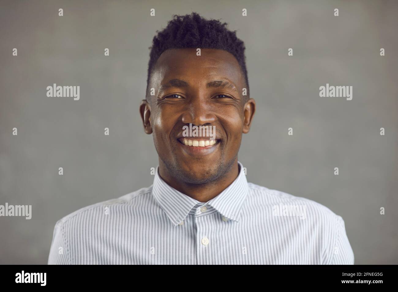 Studio di un felice amico giovane afroamericano sorridente alla fotocamera Foto Stock