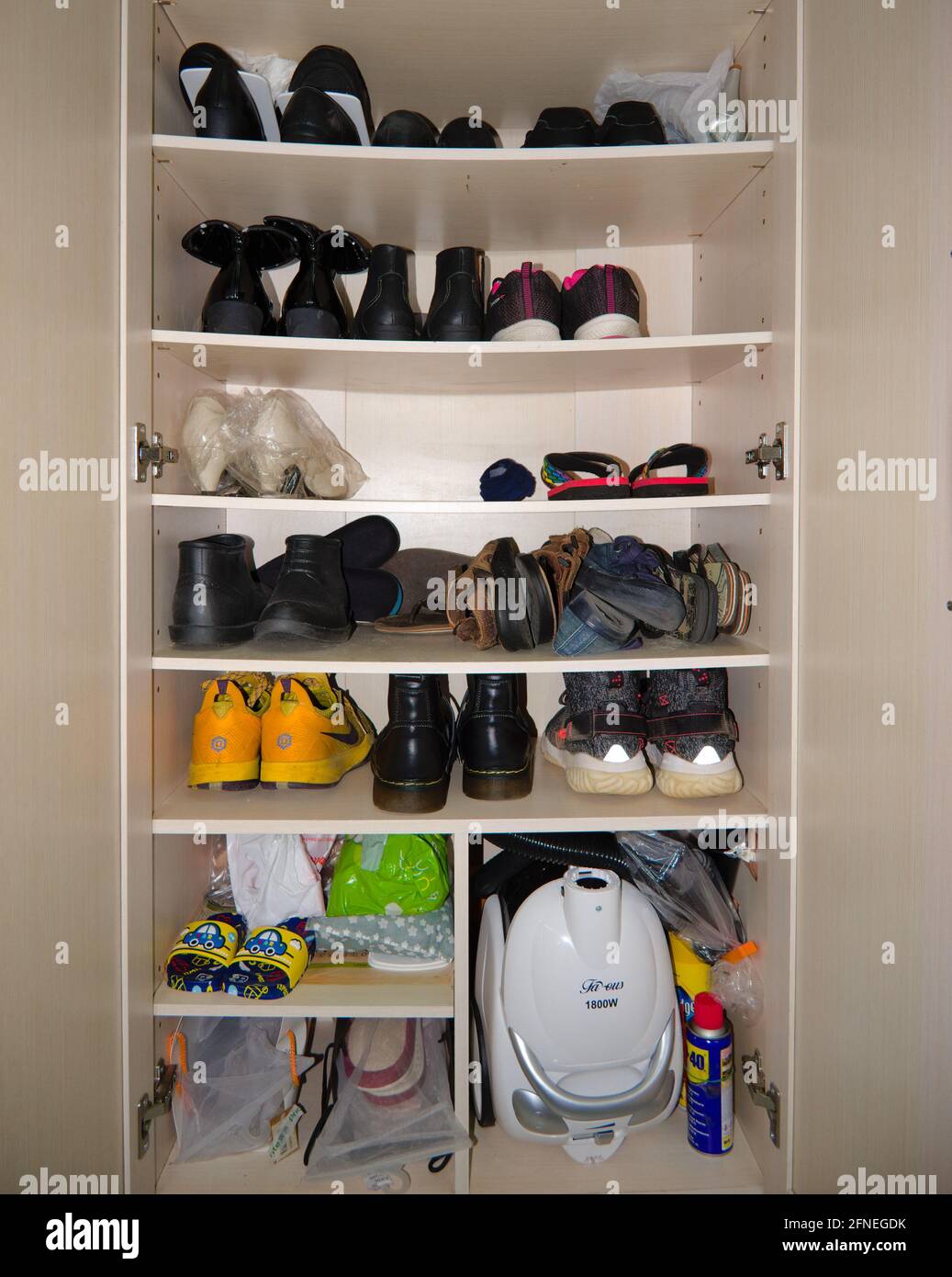 Hong Kong - 10 Maggio 2021: Rastrelliera per scarpe piegate in un  armadietto per scarpe con molte scarpe Foto stock - Alamy