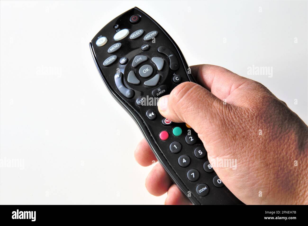 telecomando tv in mano Foto Stock