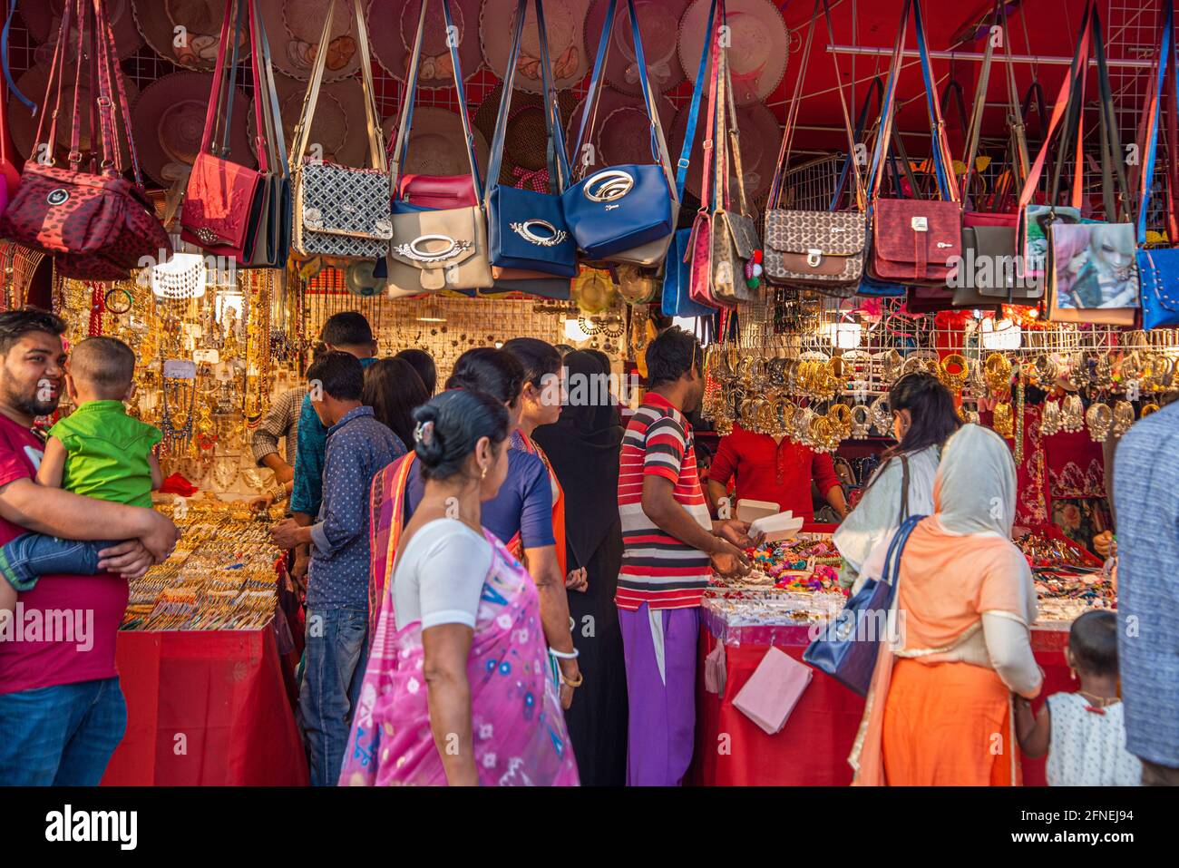 I visitatori si affollano alla Khulna International Trade Fair, che si tiene per un mese, presso la Khulna Circuit House di Khulna, Bangladesh. Foto Stock
