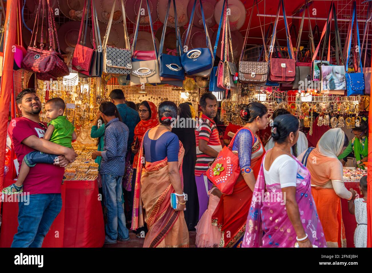 I visitatori si affollano alla Khulna International Trade Fair, che si tiene per un mese, presso la Khulna Circuit House di Khulna, Bangladesh. Foto Stock