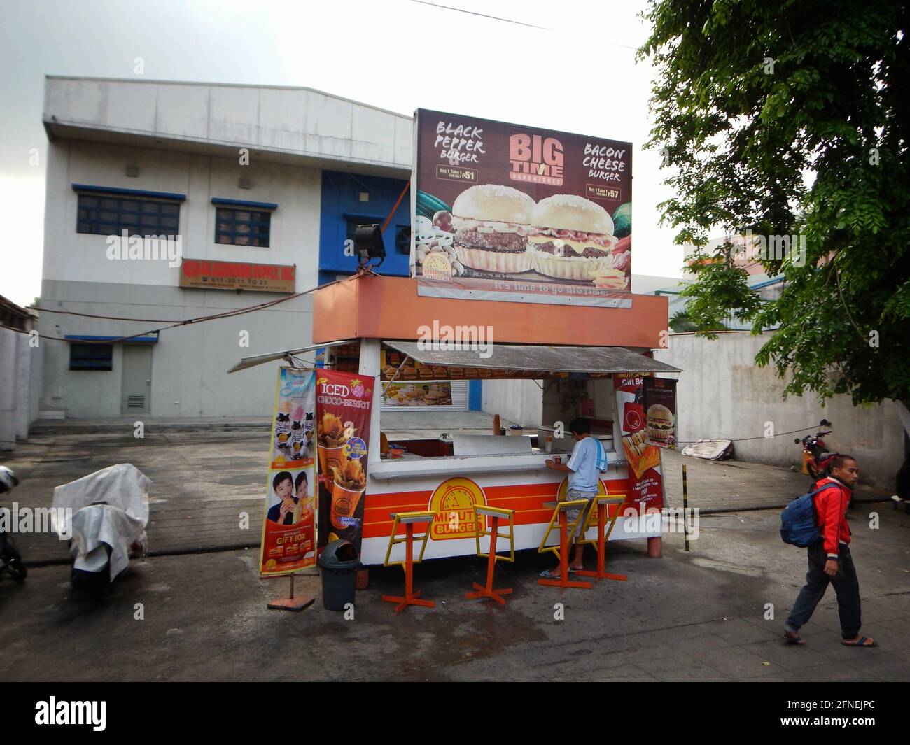 Venditori di cibo di strada sul marciapiede vicino alla strada a Novaliches, Manila, Filippine Foto Stock